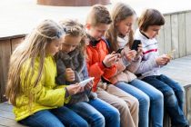 Великобритания может запретить продажу мобильных телефонов детям до 16 лет