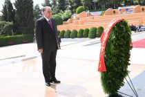 Лидер нации Эмомали Рахмон принял участие в церемонии возложения венков в честь 79-ой годовщины Дня Победы