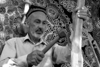Сафар Шоев из Пянджского района развивает одно из древних ремесел таджикского народа – резьбу по дереву