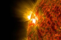 Риски сильных вспышек на Солнце выросли до максимального уровня
