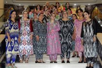 «ОДЕВАЕМСЯ ПО-ТАДЖИКСКИ». Женщины Национальной библиотеки Таджикистана пропагандируют национальную одежду