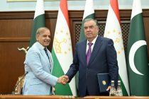 Церемония подписания новых документов о сотрудничестве Таджикистана и Пакистана и пресс-конференция