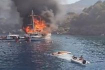 Туристическое судно сгорело у берегов турецкого курорта Мармарис