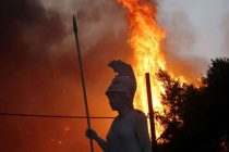 В пригороде Афин из-за лесного пожара сгорели четыре дома