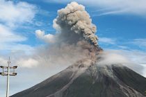 Вулкан Эбеко на Курилах выбросил пепел на высоту 4,5 км