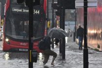 Сильное наводнение в Англии привело к эвакуации людей, закрытию школ