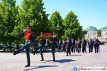 Рустами Эмомали возложил венок к Могиле Неизвестного Солдата в Александровском саду города Москвы