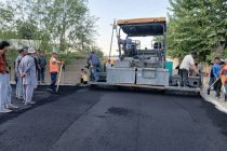 Ведется асфальтирование дороги между селами Чорсу и Обшорон
