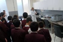 Учащихся Душанбе ознакомили с современными лабораториями