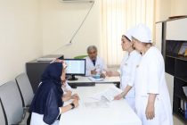 Иранские специалисты в Бохтаре обучили почти 200 акушеров-гинекологов