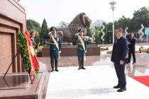 Президент Кыргызской Республики Садыр Жапаров возложил венок к памятнику Исмоилу Сомони