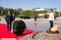 Рустами Эмомали возложил венок к монументу «Защитники Отечества» в Астане
