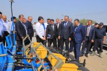 Премьер-министр страны Кохир Расулзода ознакомился с ходом сбора урожая хлопка и созидательными работами в районе Дусти