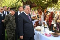 Президент Республики Таджикистан Эмомали Рахмон в Ховалингском районе посетил выставку сельскохозяйственных товаров, продукции и народных ремёсел
