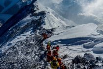 Почти 1 тысяча альпинистов застряла на Эвересте из-за снежного шторма
