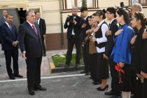 Лидер нации Эмомали Рахмон  в селе Пушинг Дангаринского района сдал в эксплуатацию три двухэтажных жилых дома для молодых учителей