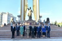 Руководители парламентов и главы делегаций государств-участников Межпарламентской Ассамблеи СНГ возложили венок к памятнику Исмоили Сомони