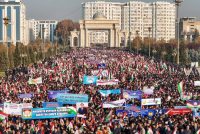 В Душанбе состоялось праздничное шествие в честь Дня Государственного Флага, в котором приняли участие 20 тысяч человек
