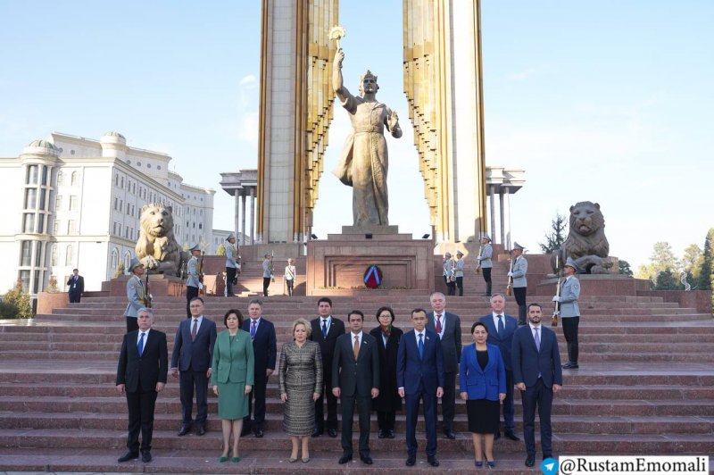 Руководители парламентов и главы делегаций государств-участников Межпарламентской Ассамблеи СНГ возложили венок к памятнику Исмоили Сомони