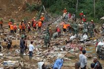 Число жертв оползней и наводнений на острове Суматра возросло до 61