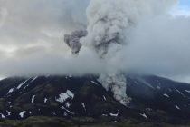 В Индонезии вулкан Семеру выбросил пепел на высоту 5,7 км