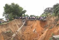 Жертвами оползня в Индонезии стали три человека, 20 пропали без вести