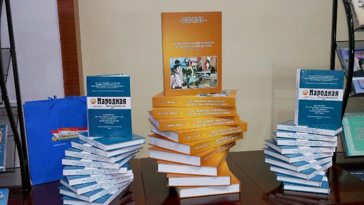 В свет вышла третья книга «Народная газета» о народном Президенте»