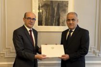 Посол Таджикистана во Франции вручил копии верительных грамот