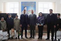 Дети-сироты Государственного интерната Кангурта получили праздничные подарки