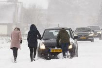 Сильный снегопад в Нидерландах парализовал транспортное сообщение