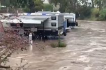 В Австралии ливень смыл автомобили в море и затопил кемпинги