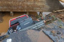 Сильный шторм в Новой Зеландии нарушил работу транспорта и оставил тысячи домов без электричества