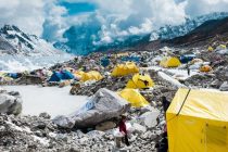 Покорителей Эвереста обязали уносить с собой не менее 2-х кг мусора при спуске