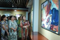 В Национальном музее Таджикистана проходит выставка «Сияние женщины-матери в мире красок»