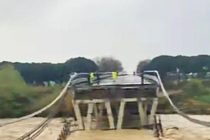 В центральной части Италии из-за дождей обрушился автомобильный мост