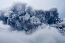 Вулкан Шивелуч на Камчатке выбросил пепел на высоту 6,6 км