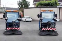 Сотрудникам коммунальных служб районов Исмоили Сомони и Шохмансур  передали автомобили для уборки улиц