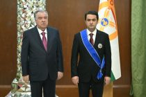Лидер нации Эмомали Рахмон вручил государственные награды представителям различных профессий, ветеранам труда и группе бывших депутатов исторической XVI сессии Верховного Совета