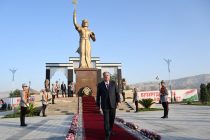 Глава государства Эмомали Рахмон в Яванском районе открыл площади Государственного флага, Государственного герба и памятник Шаху Исмоили Сомони