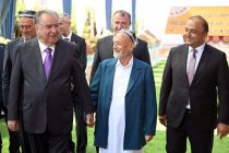 Лидер нации Эмомали Рахмон в городе Турсунзаде ознакомился с ходом сбора урожая винограда в дехканском хозяйстве «Боги Сомон»