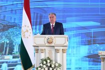 Президент Таджикистана поручил усилить внимание к проблеме чрезмерного и неконтролируемого использования учащимися смартфонов и социальных сетей