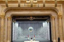 В первые 4-5 лет независимости жители страны просили не зарплату и не пенсию, а только хлеб и думали о том, как выжить