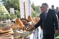 Президент Республики Таджикистан Эмомали Рахмон в городе Вахдате посетил выставку сельскохозяйственной продукции, народных ремёсел и национальных блюд