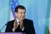 Президенти Ӯзбекистон фаъолони марказҳои фарҳангии тоҷиконро қадрдонӣ намуд