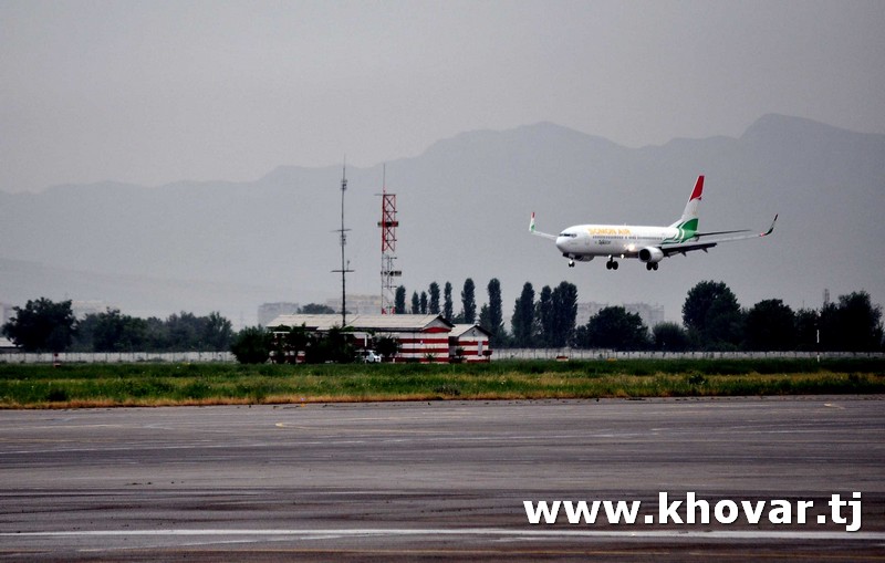 Самолет душанбе летает. Боинг 737-300 в Таджикистане. Сомон аэропорт Душанбе. Аэропорт Душанбе самолет. Боинг 737 300 сомон Эйр.