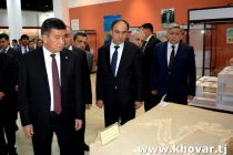 Сооронбой Жээнбеков дар китоби «Меҳмонони фахрӣ»-и Осорхонаи миллии Тоҷикистон соядаст гузошт