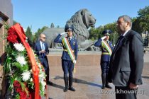 Ҳайати бонуфузи  Санкт-Петербург дар пояи  Муҷассамаи Исмоили Сомонӣ гулчанбар гузошт