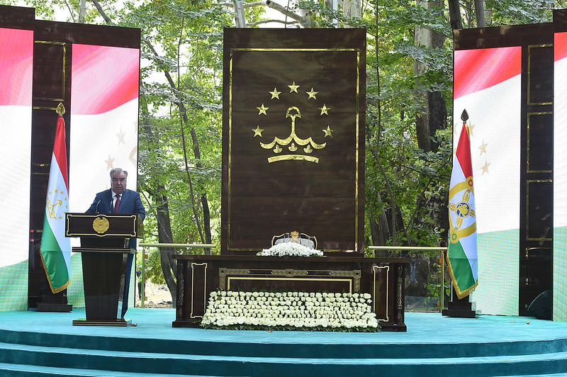 Пешвои миллат Эмомалӣ Раҳмон бо роҳбарону фаъолон ва сокинони ноҳияи Дарвоз мулоқот намуданд