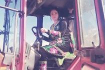 Омина Сафарова: «Мақсади тракторчӣ шуданам ёрӣ расонидан ба деҳқонон ва занону духтарони деҳа аст”