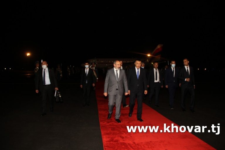 Сарвазири Арманистон Никол Пашинян бо сафари корӣ ба Тоҷикистон омад